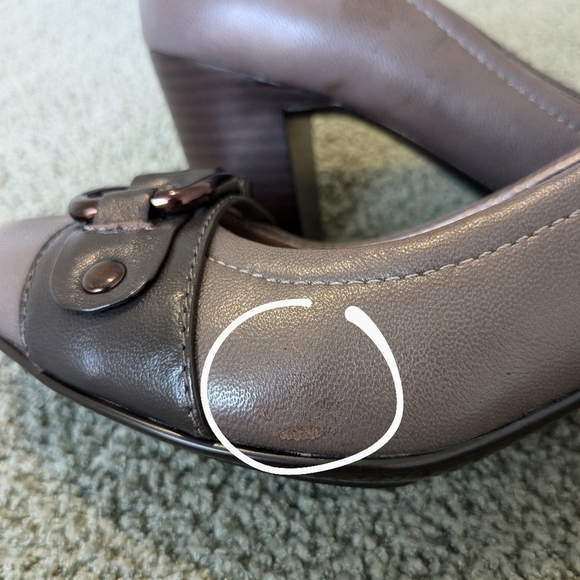 Sofft Taupe Leather Round Toe Buckle Heels Size 8.5 Office Workwear Preppy - Picture 9 of 13